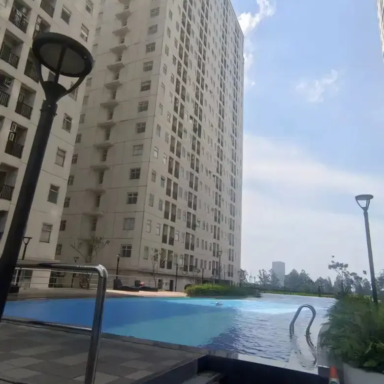 Fasiltas kolam renang apartemen ayodhya