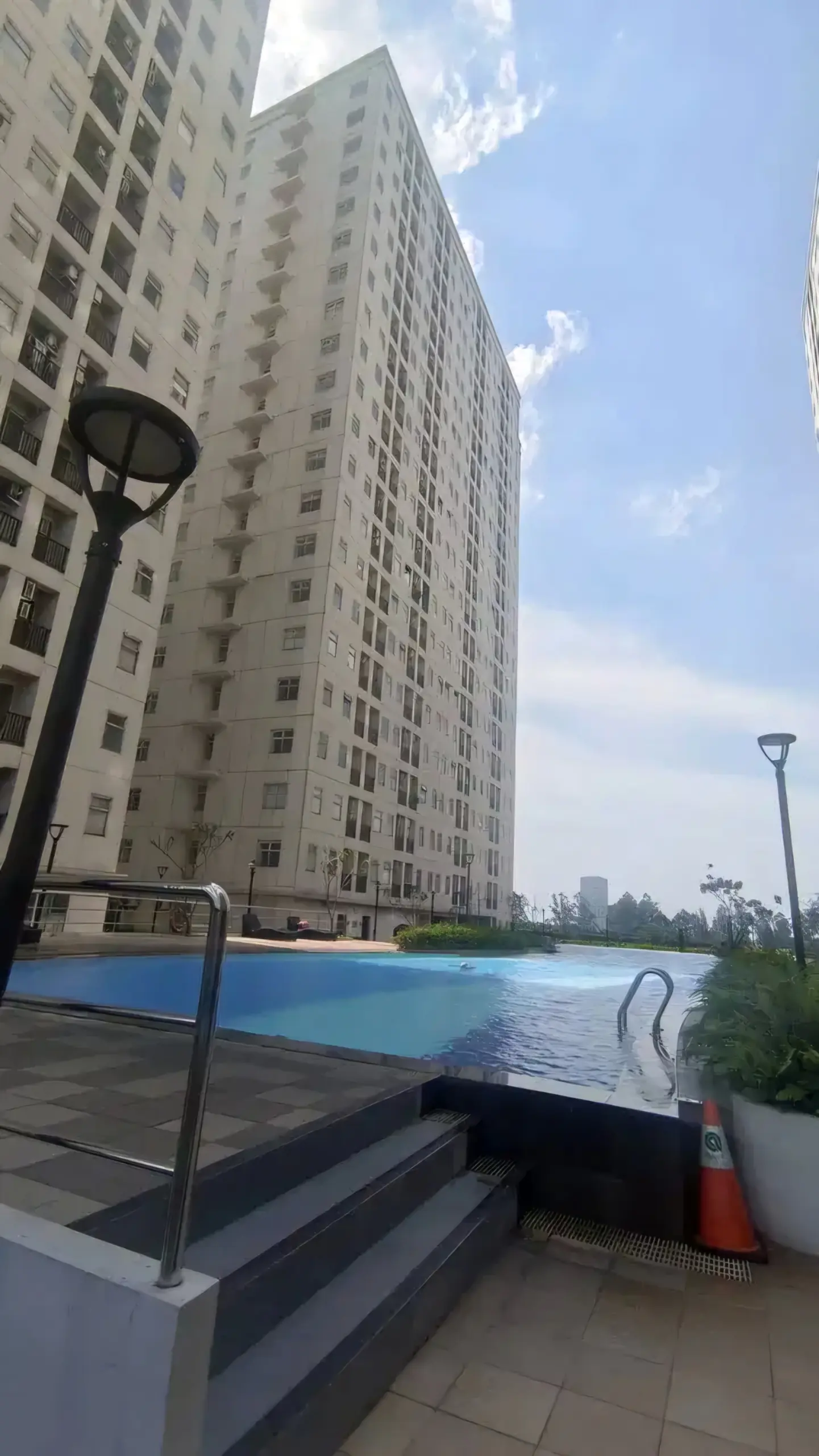Fasiltas kolam renang apartemen ayodhya
