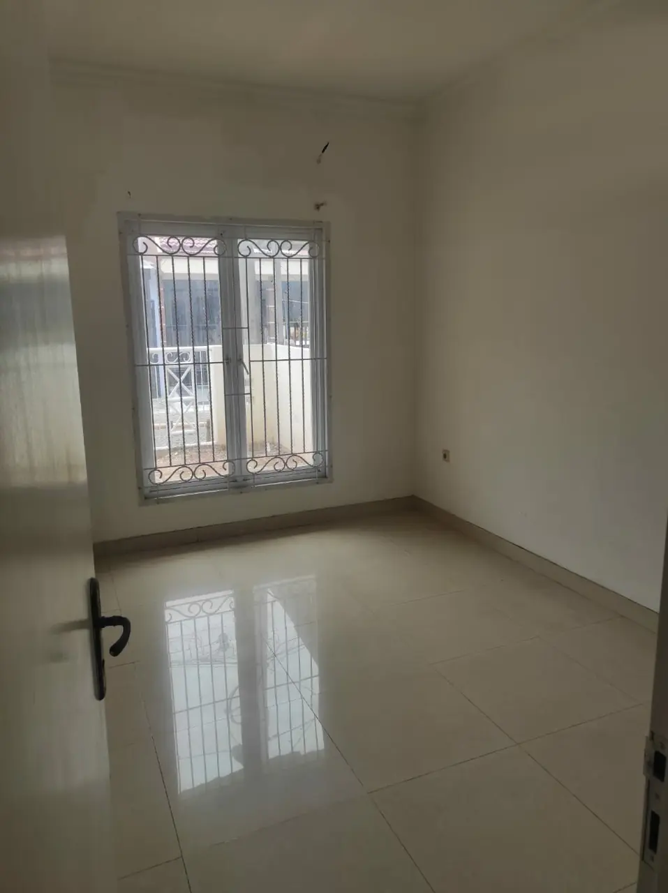 Rumah 2 lantai Siap Huni Taman Royal 1 Poris Tangerang
