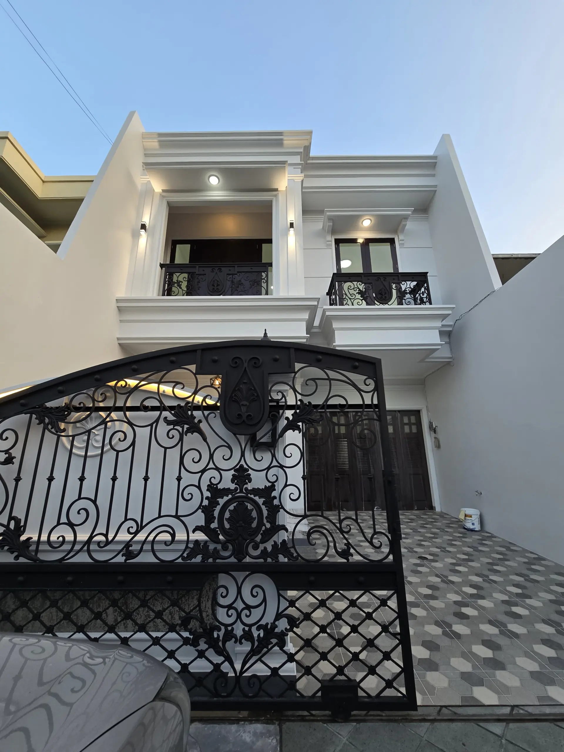 Rumah baru design klasik modern di Pondok Bambu