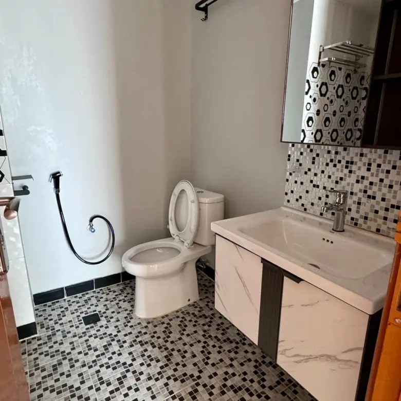 Toilet cantik Condominium Golf Lippo Karawaci