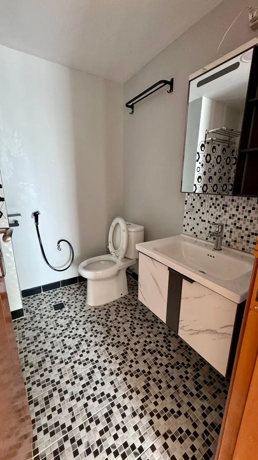 Toilet cantik Condominium Golf Lippo Karawaci