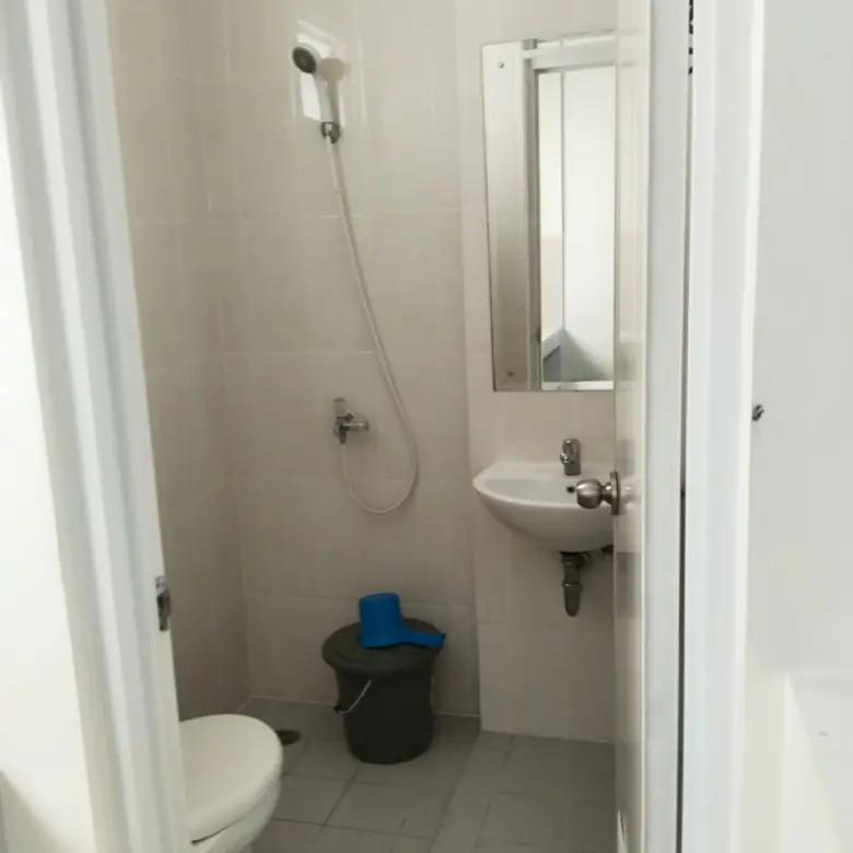 Kamar mandi Ruko Faraday