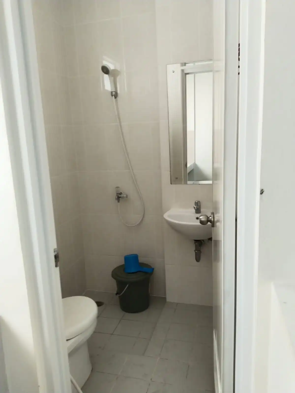 Kamar mandi Ruko Faraday