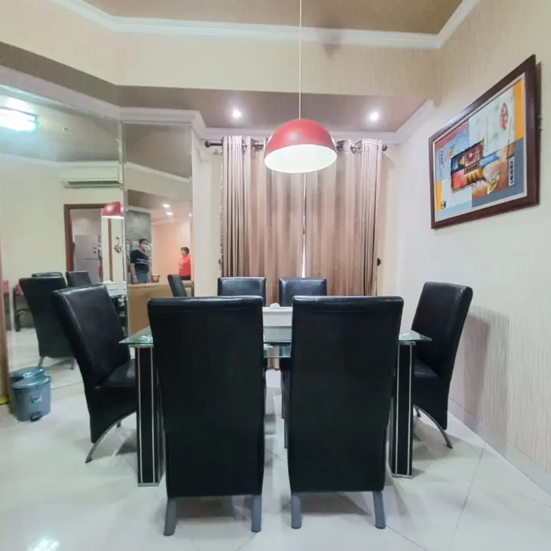 Ruang makan Royal Mediterania Podomoro