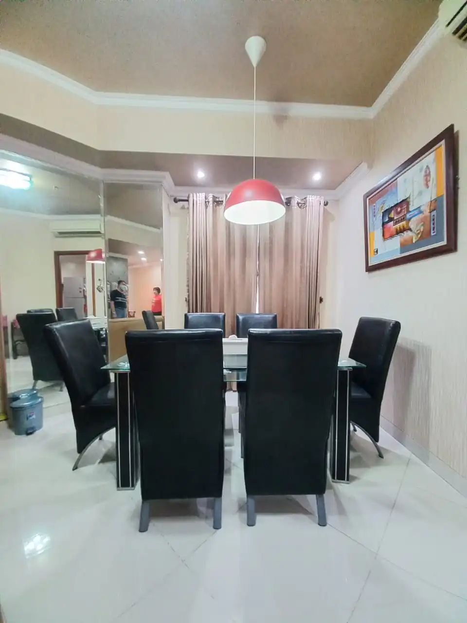 Ruang makan Royal Mediterania Podomoro