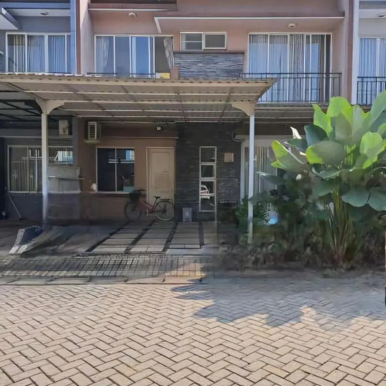 Rumah bertaman luas belakang kolam renang Victoria Garden Grand Galaxy