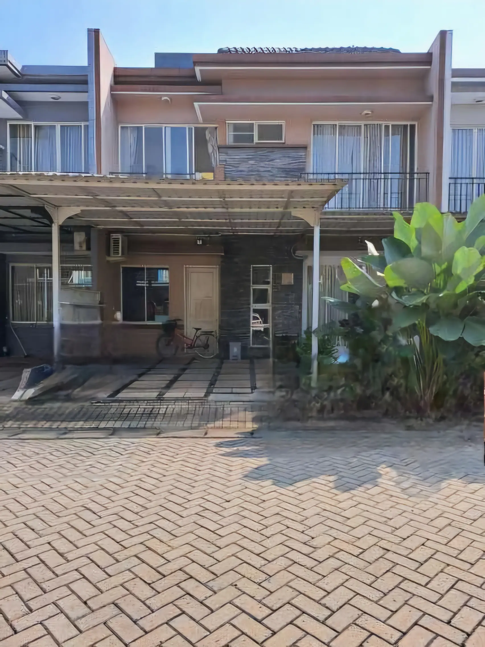 Rumah bertaman luas belakang kolam renang Victoria Garden Grand Galaxy