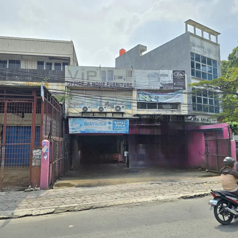 Tampak Depan Ruko Di Jalan Raya Merdeka Karawaci Tangerang