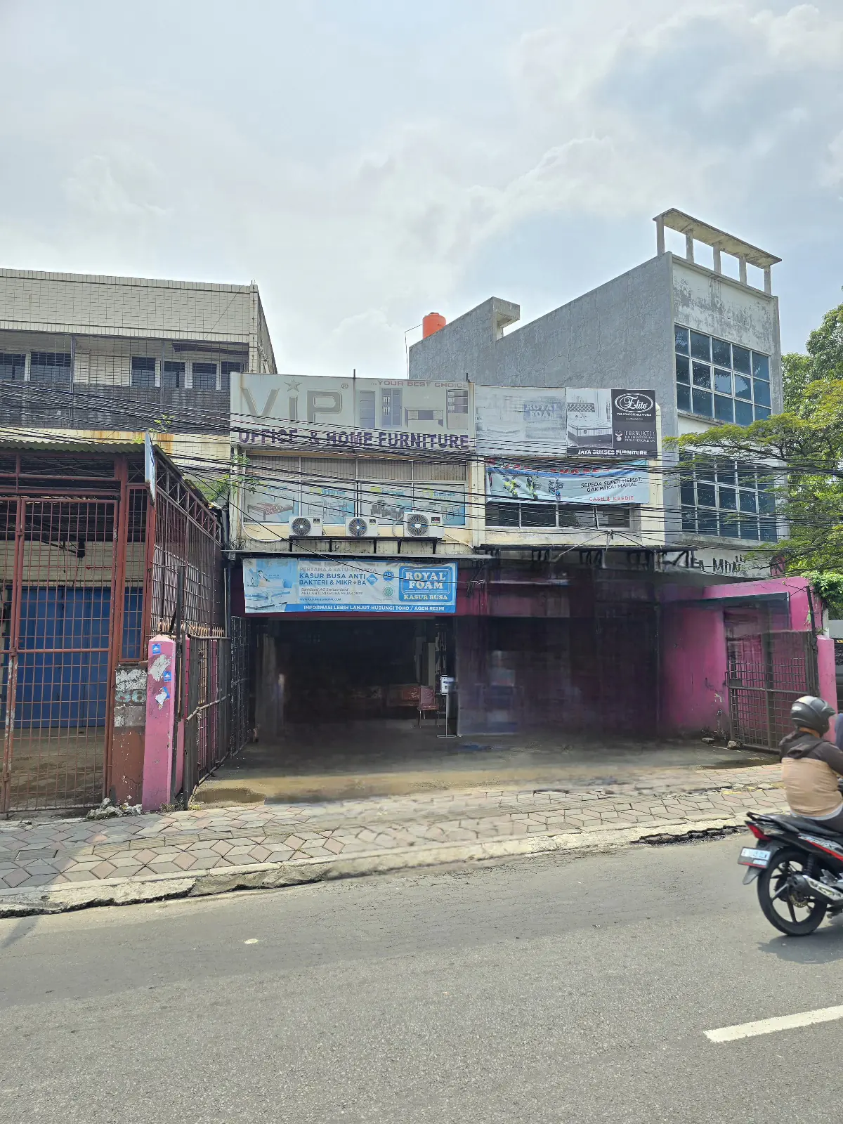 Tampak Depan Ruko Di Jalan Raya Merdeka Karawaci Tangerang
