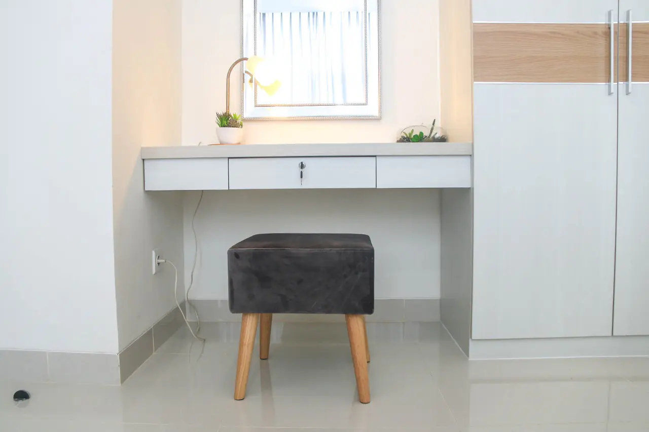 Kamar Tidur Apartemen Brooklyn Alam Sutera Sisi Meja Rias Untuk Wanita