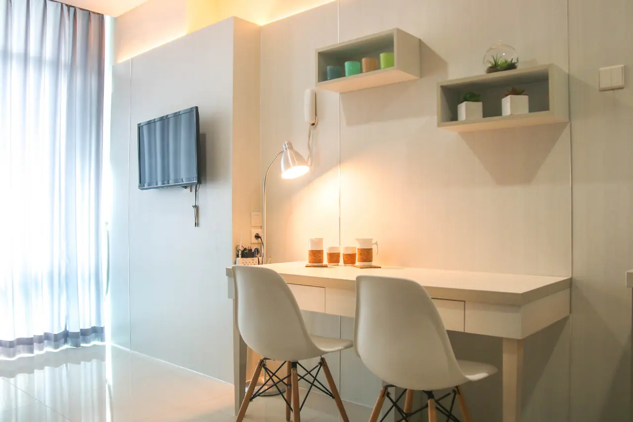 Kamar Tidur Apartemen Brooklyn Alam Sutera Sisi Meja Serba Guna