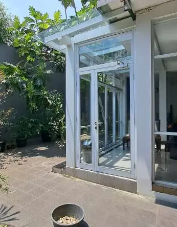 Rumah 2 lantai bvoulevaard Grand Galaxy ada 3 kios usahanya SATULISTING.com