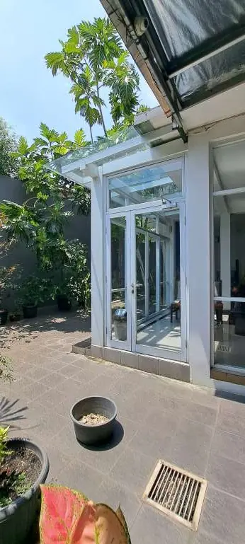 Rumah 2 lantai bvoulevaard Grand Galaxy ada 3 kios usahanya SATULISTING.com