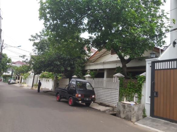 RUMAH BESAR JALAN KOSAMBI 7 TOMANG RAYA JAKARTA BARAT