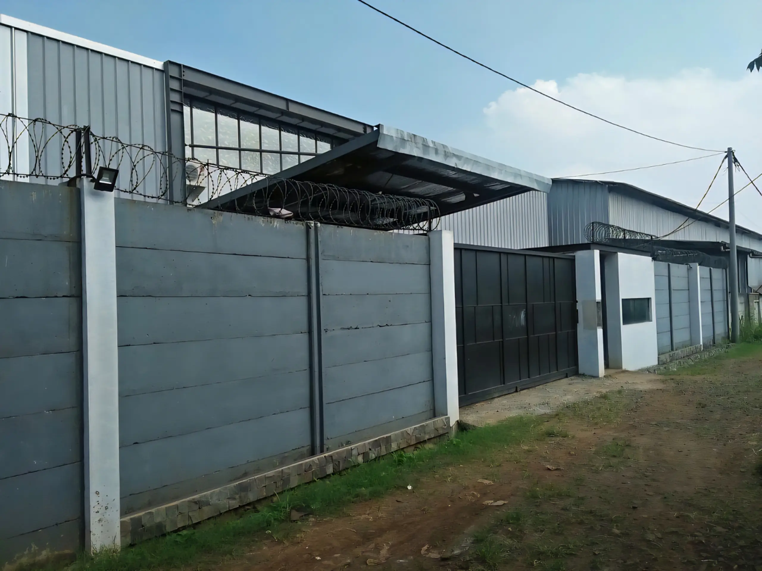 TAMPAK DEPAN GUDANG DI GUNUNG SINDUR BOGOR