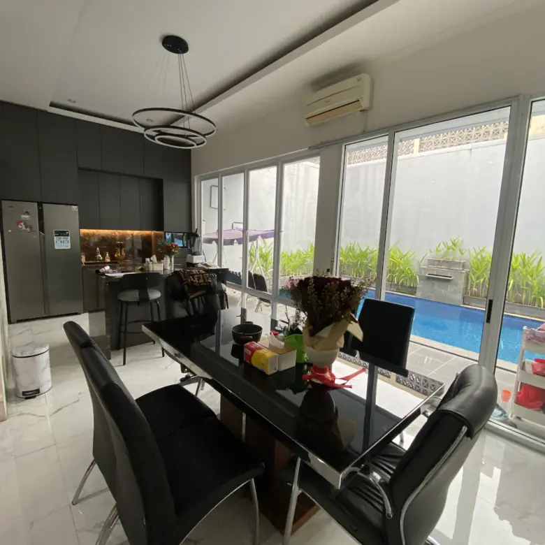 Ruang Makan di Cluster Aristoteles Gading Serpong