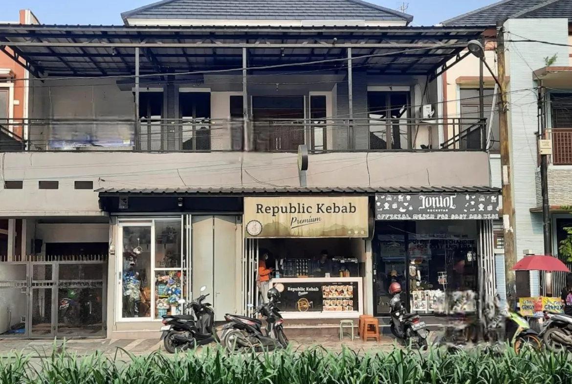 Rumah 2 lantai bvoulevaard Grand Galaxy ada 3 kios usahanya SATULISTING.com