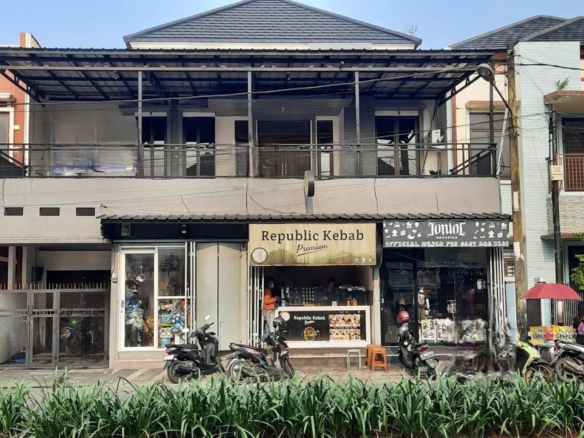 Rumah 2 lantai bvoulevaard Grand Galaxy ada 3 kios usahanya SATULISTING.com