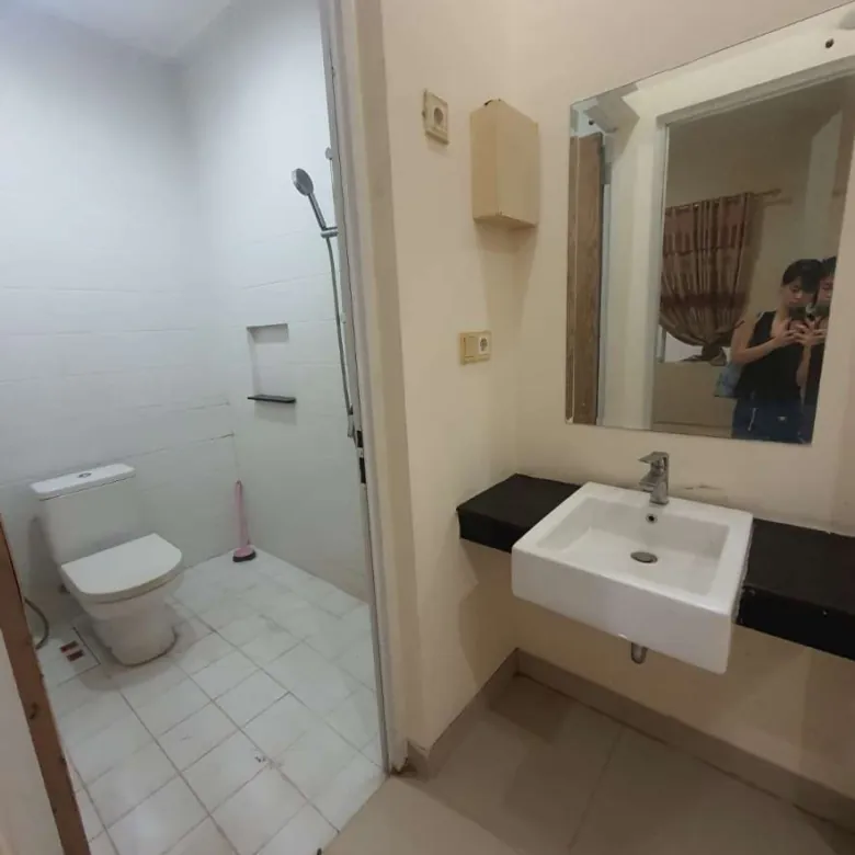 Jual cepat rumah 2 KT renov di Victoria Garden Grand Galaxy bisa KPR
