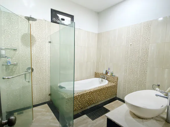 Rumah Hoek Sudah Renovasi di Cluster Taman Holandia Lippo Karawaci