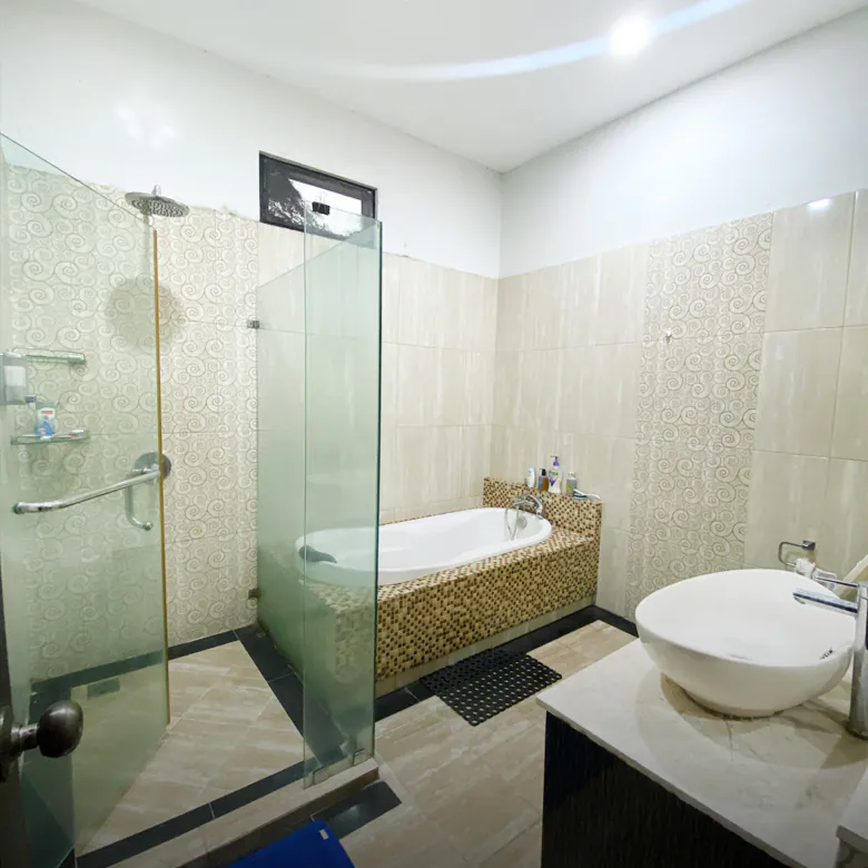 Rumah Hoek Sudah Renovasi di Cluster Taman Holandia Lippo Karawaci