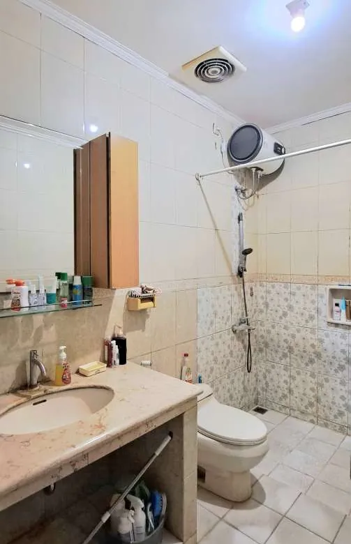 Rumah cantik 2 lantai dekat komplek ruko Grand Galaxy bisa di KPR kan
