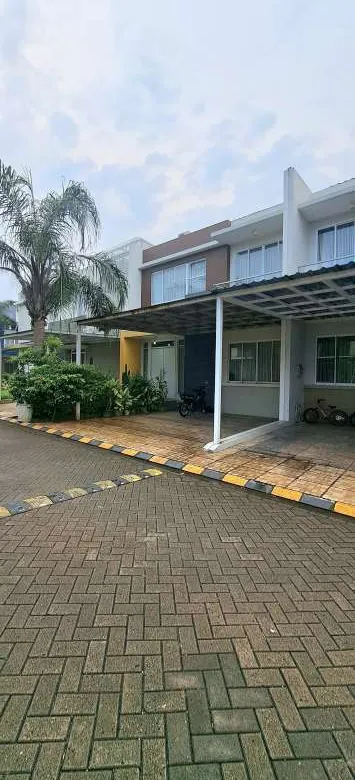 Dijual rumah 2 lantai siap huni di seberang mal Grand Galaxy Park