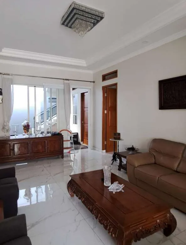 Rumah 2 lantai minimalis di Royal Garden Grand Galaxy City jual cepat
