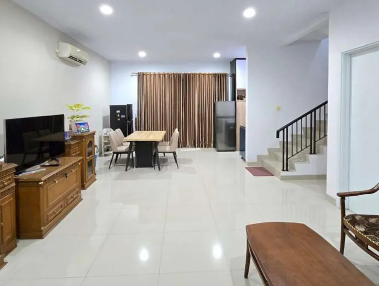 Dijual rumah 2 lantai siap huni di seberang mal Grand Galaxy Park