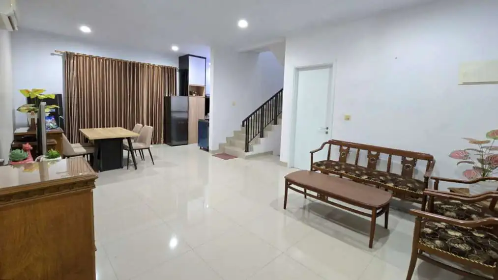 Dijual rumah 2 lantai siap huni di seberang mal Grand Galaxy Park