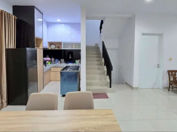 Dijual rumah 2 lantai siap huni di seberang mal Grand Galaxy Park