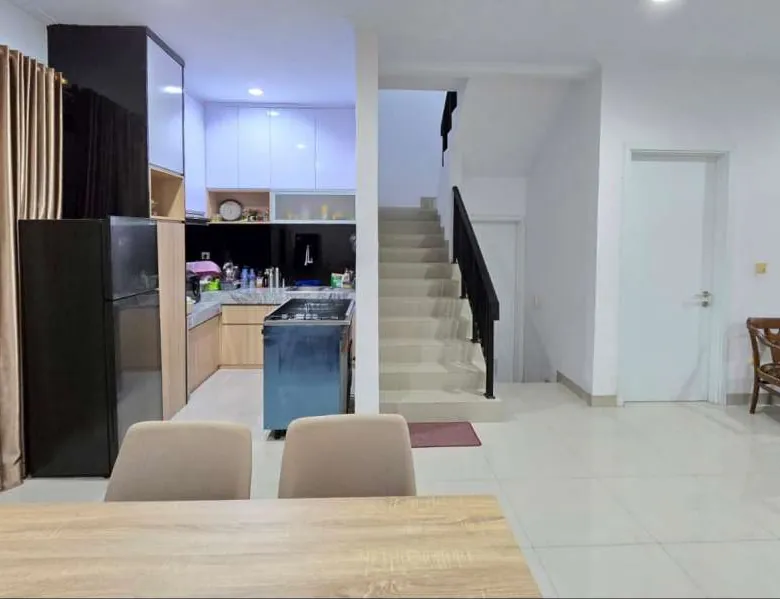 Dijual rumah 2 lantai siap huni di seberang mal Grand Galaxy Park
