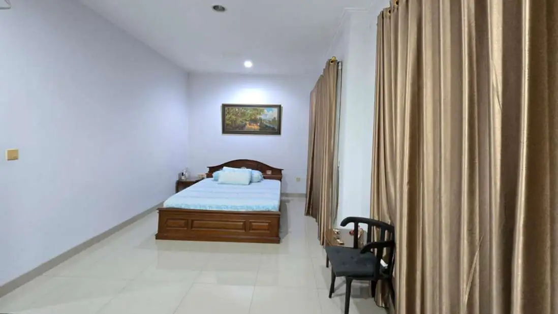 Dijual rumah 2 lantai siap huni di seberang mal Grand Galaxy Park
