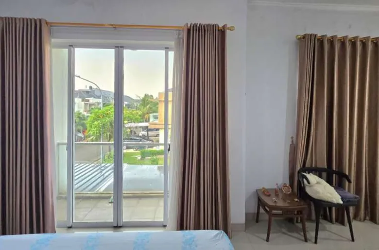 Dijual rumah 2 lantai siap huni di seberang mal Grand Galaxy Park