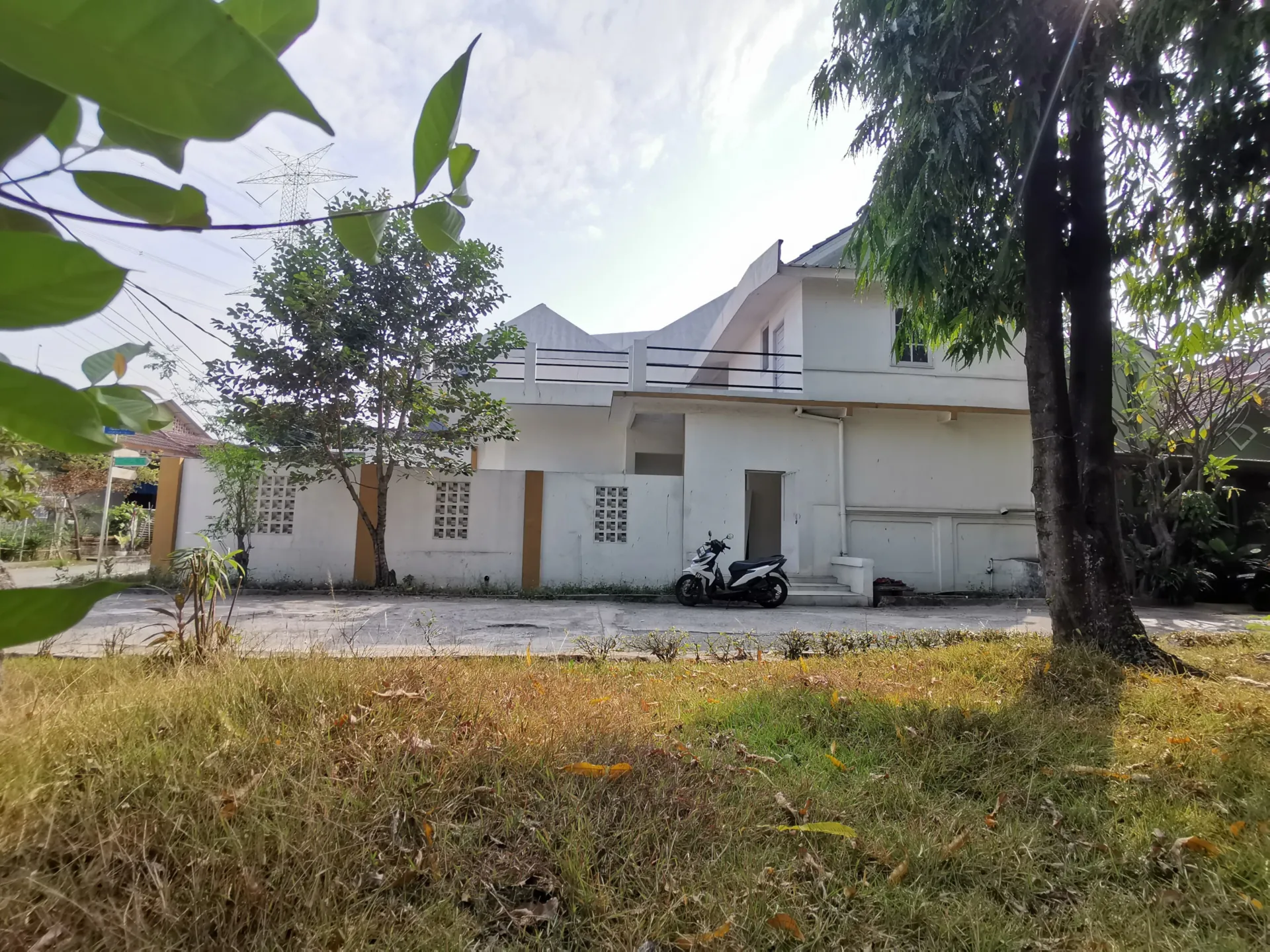 Jual cepat rumah di Taman Raffles Jatimulya sebelah taman lingkungan