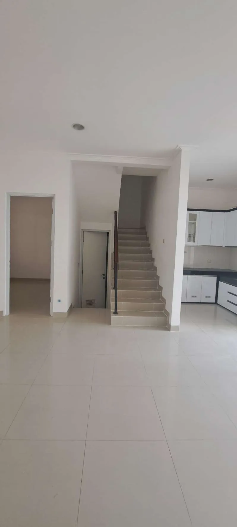 Disewakan rumah 2 lantai 5 kamar di Tropical Garden Grand Galaxy City