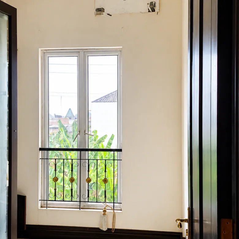 Dijual cepat rumah megah harga tanah saja di Bumi Arya Sena Cikunir